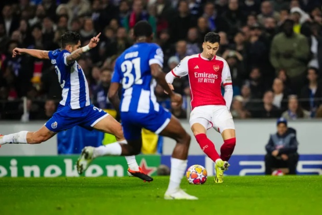 Gabriel Martinelli in a dribble in front of Porto players